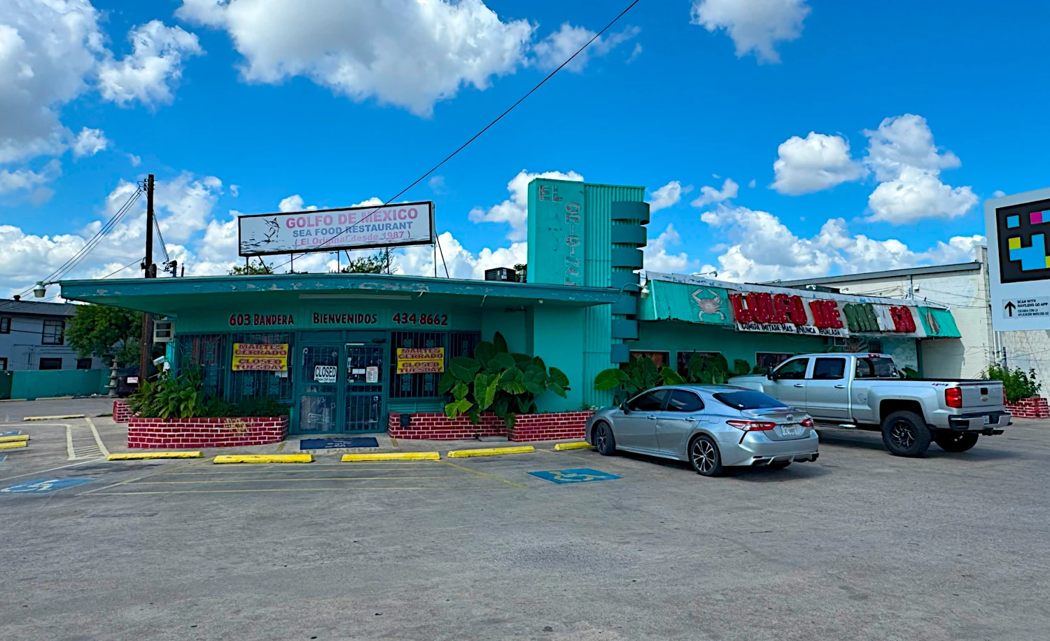 603 Bandera - Corner Restaurant + Apartment | Turnkey Equipment | Validated Corridor