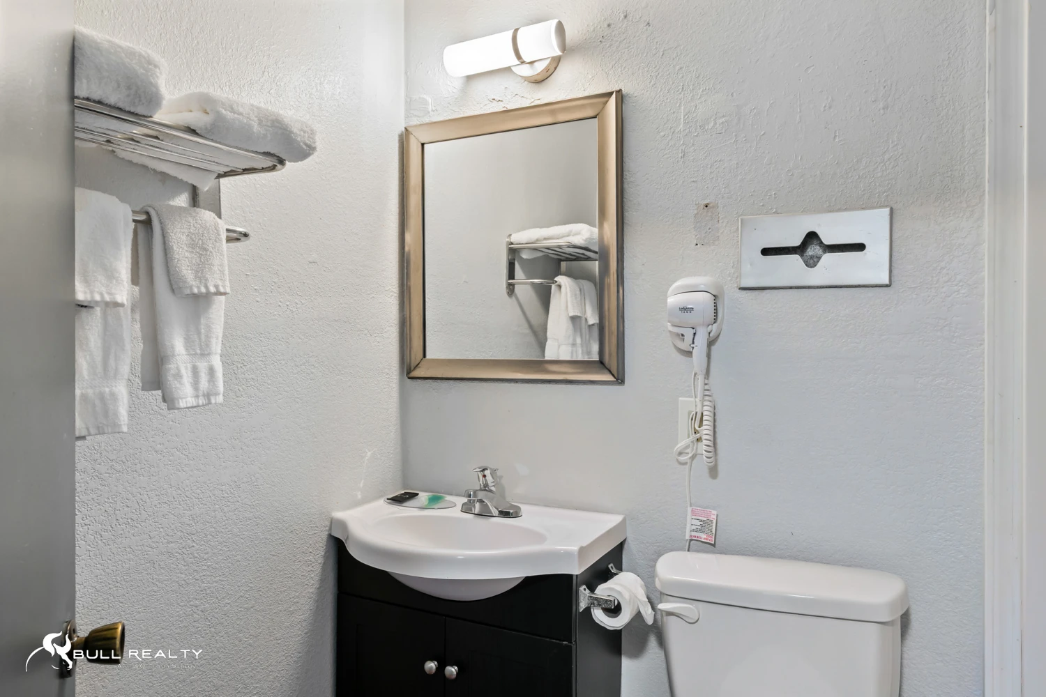 Strong Value-Add Opportunity | 32-Unit EconoLodge by Choice Hotels 