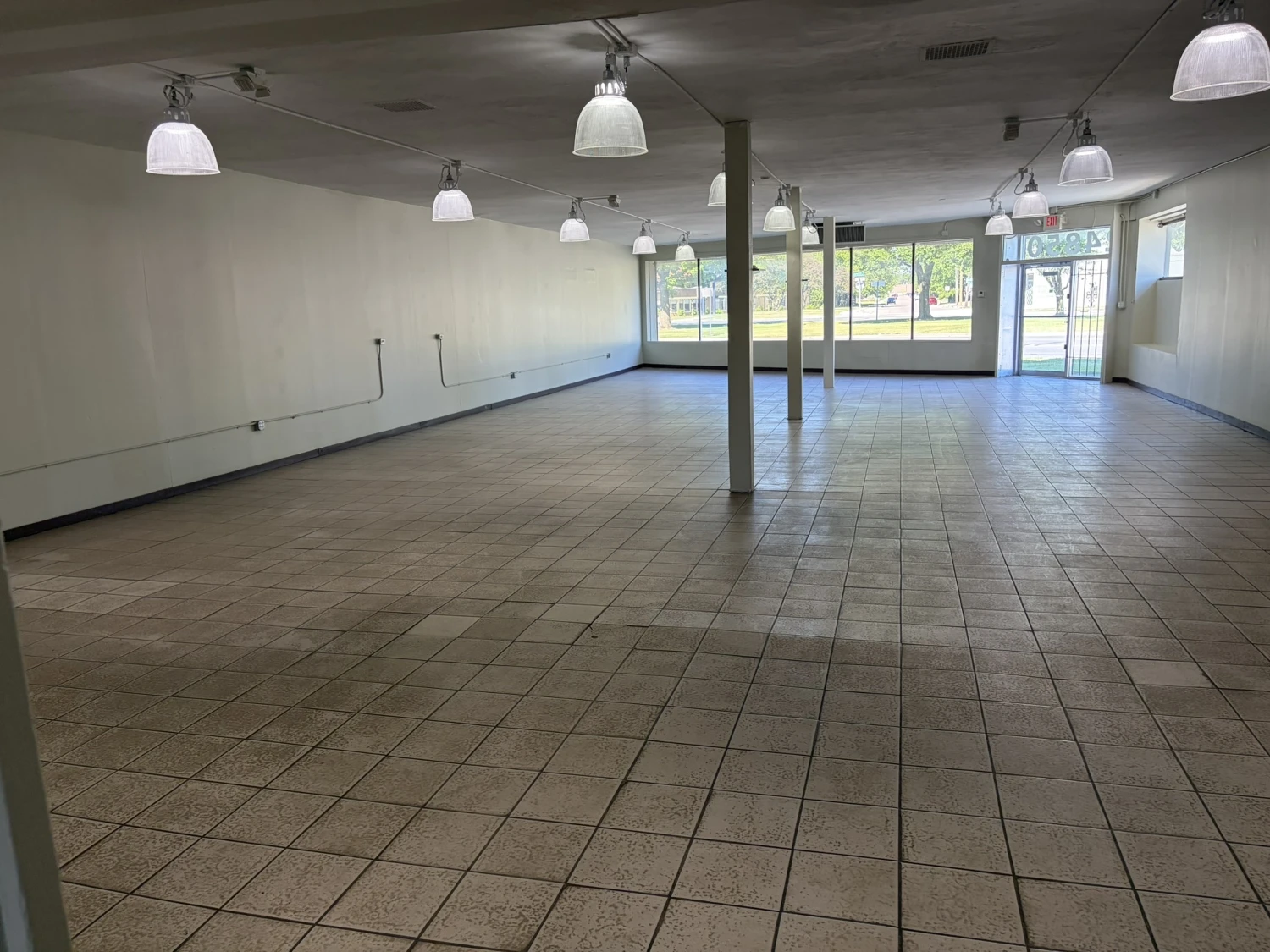 Eastpointe - Single-Tenant Retail/Office Building