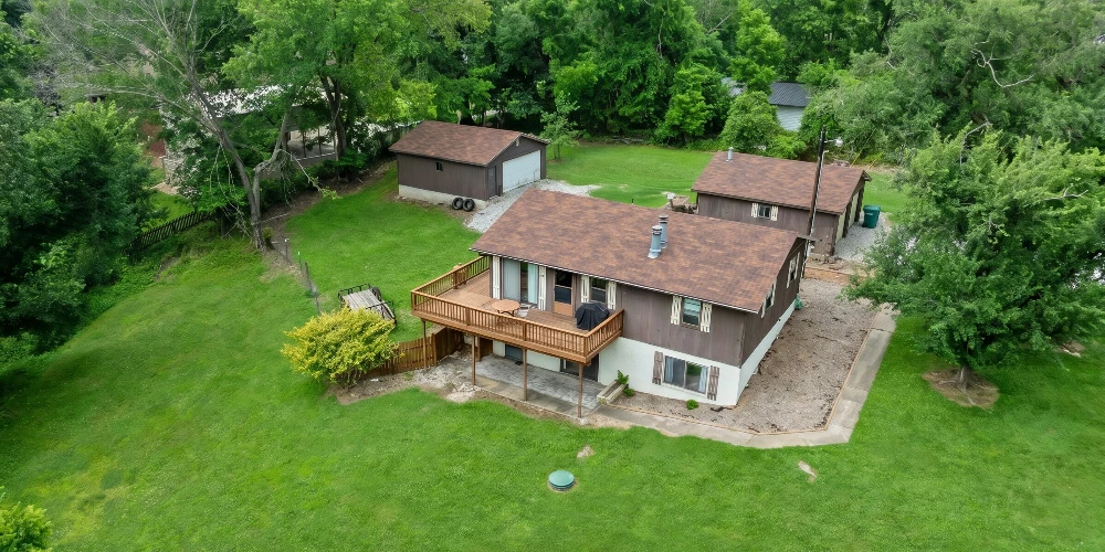 1810 Little Flock Dr - Little Flock