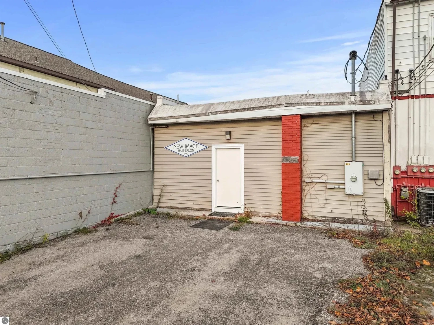 Historical Building (2,050 SF) and Business (Hair Salon)