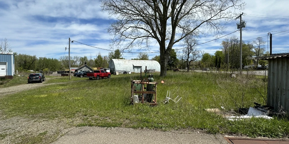 157-171 Willow Rd - 1,874+/- SF Junkyard Property