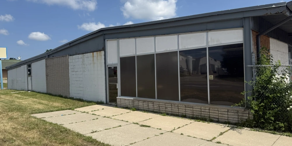 Pontiac - Freestanding Light Industrial/Automotive Warehouse