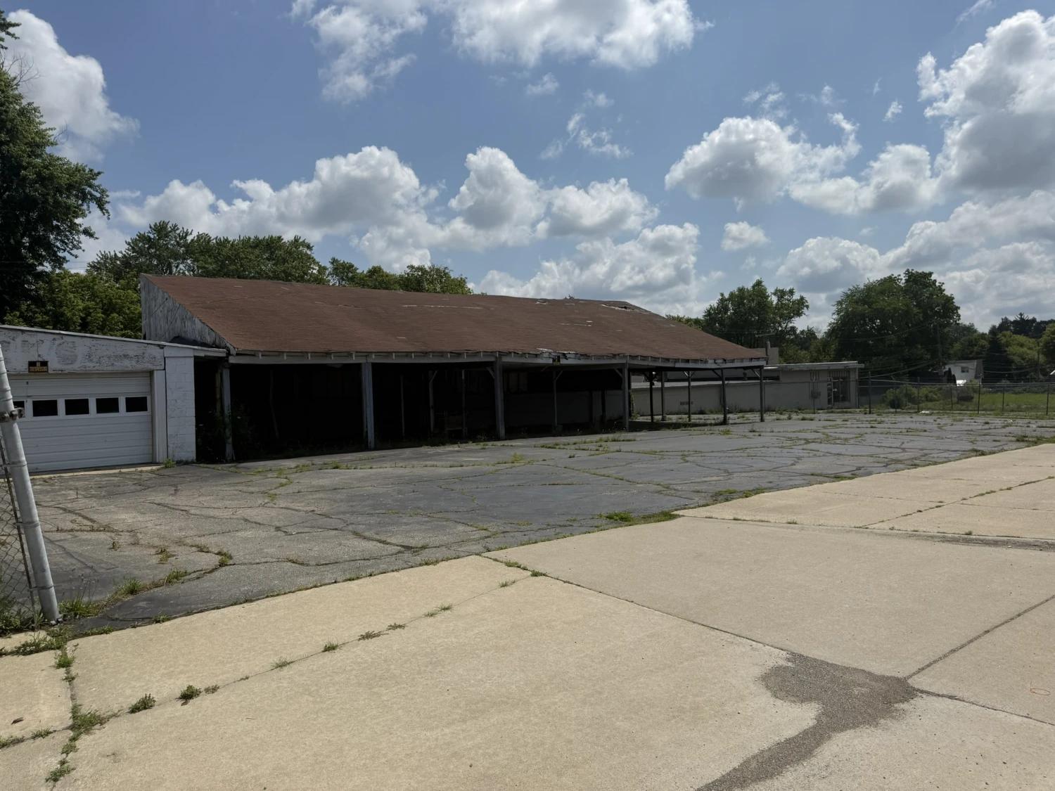 Pontiac - Freestanding Light Industrial/Automotive Warehouse