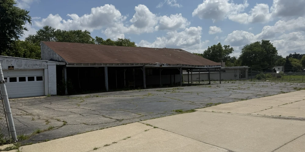 Pontiac - Freestanding Light Industrial/Automotive Warehouse