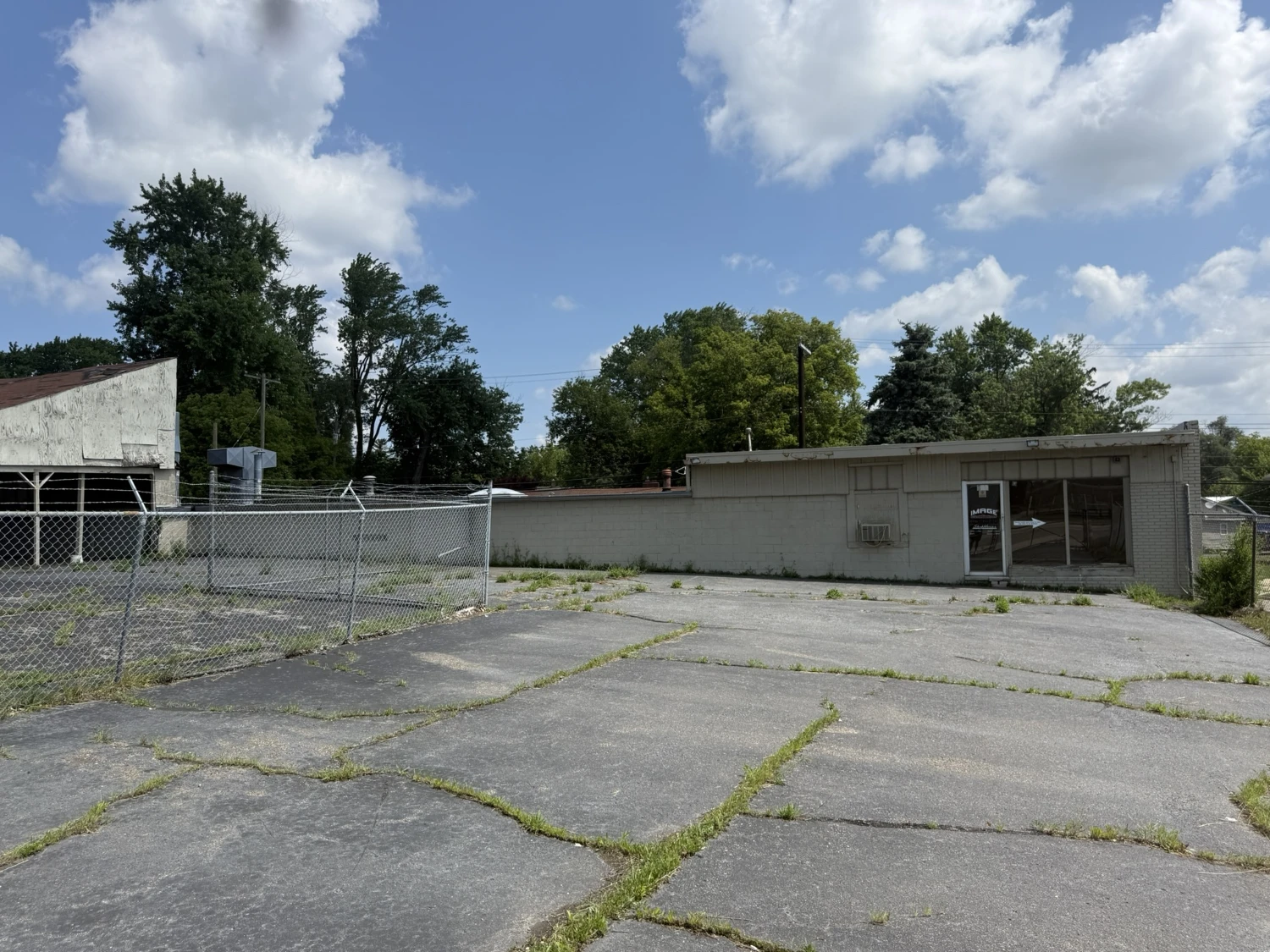 Pontiac - Freestanding Light Industrial/Automotive Warehouse