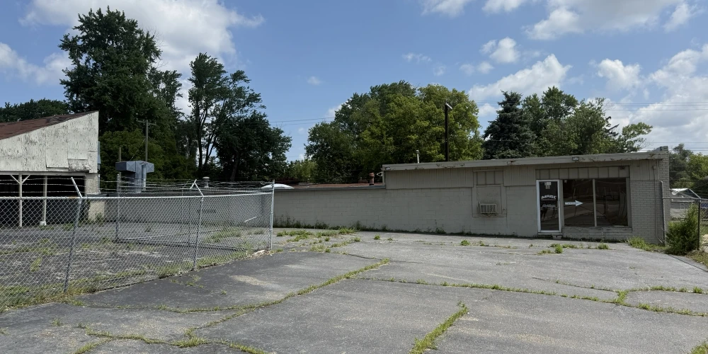 Pontiac - Freestanding Light Industrial/Automotive Warehouse
