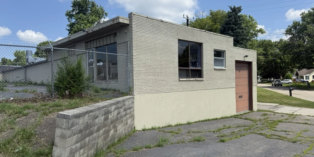 Pontiac - Freestanding Light Industrial/Automotive Warehouse