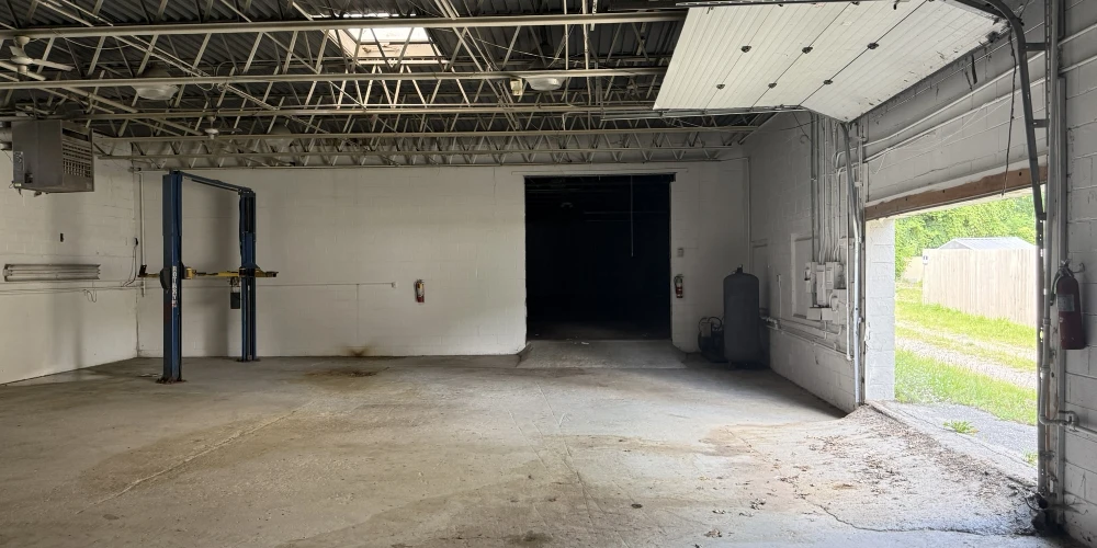 Pontiac - Freestanding Light Industrial/Automotive Warehouse