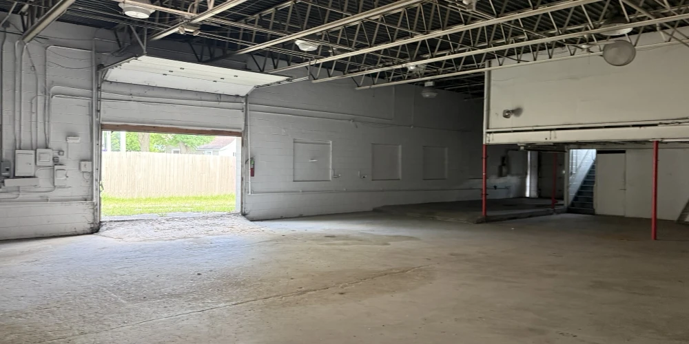 Pontiac - Freestanding Light Industrial/Automotive Warehouse