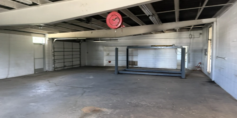 Pontiac - Freestanding Light Industrial/Automotive Warehouse