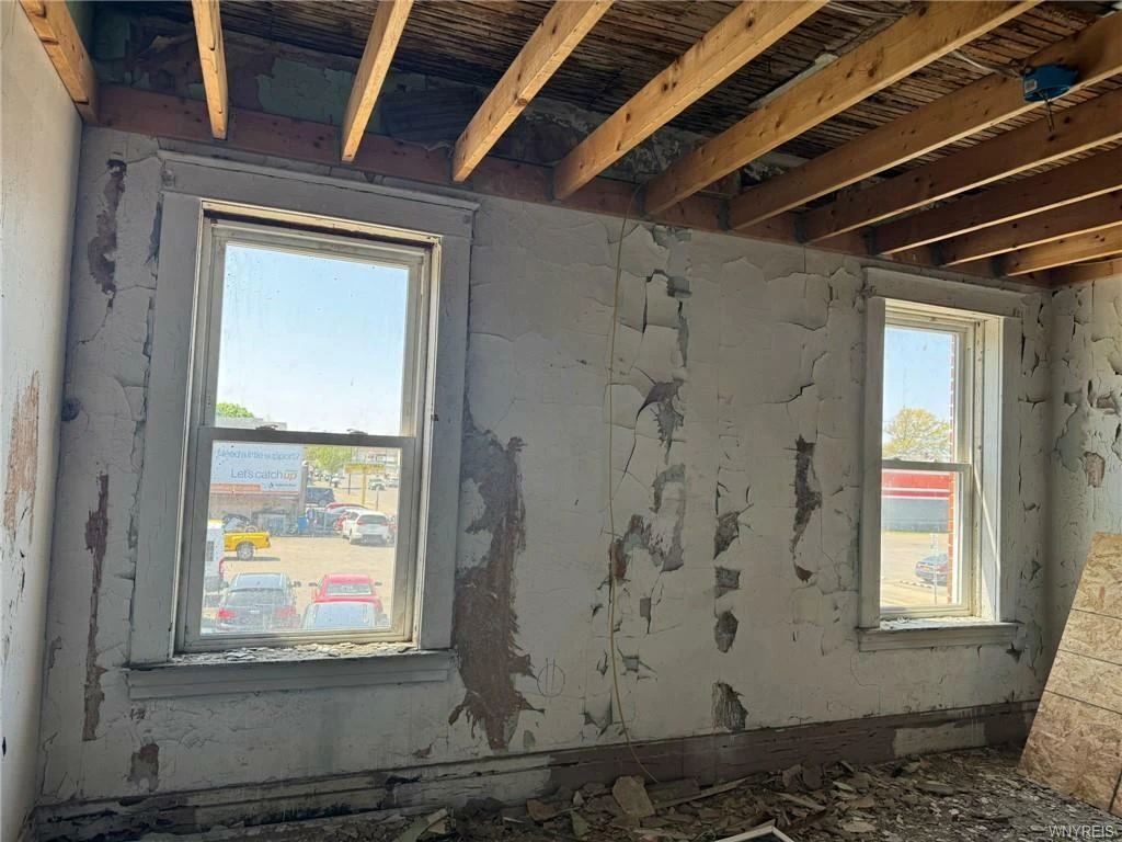 2901 Pine Ave - Investor special! Mixed-Use 5 Residential Units and Commercial Unit