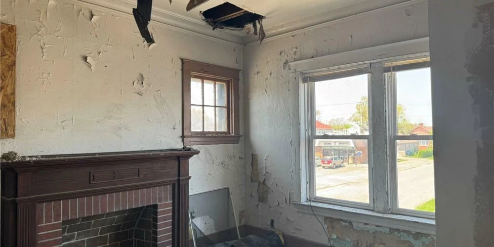 2901 Pine Ave - Investor special! Mixed-Use 5 Residential Units and Commercial Unit