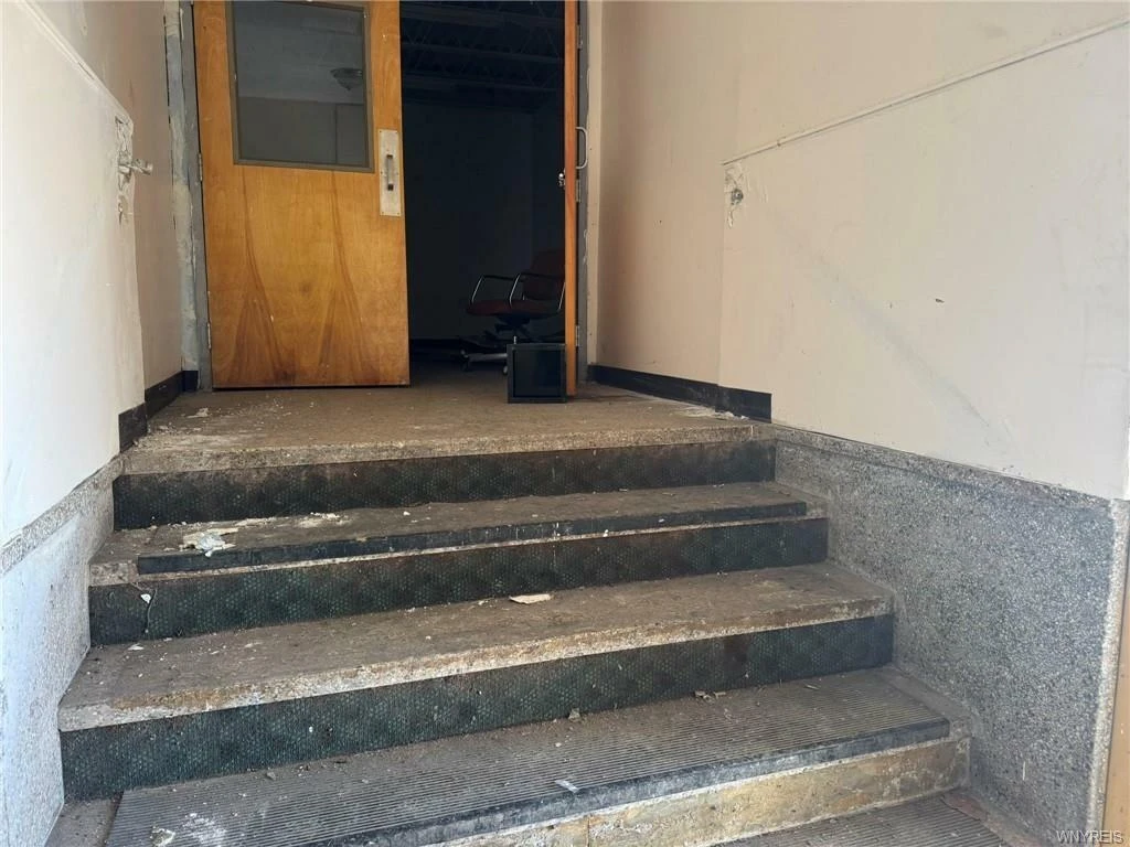 2901 Pine Ave - Investor special! Mixed-Use 5 Residential Units and Commercial Unit