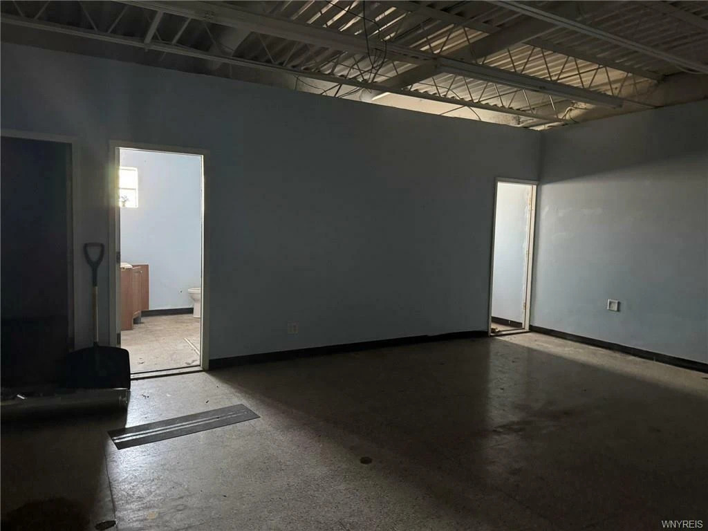 2901 Pine Ave - Investor special! Mixed-Use 5 Residential Units and Commercial Unit