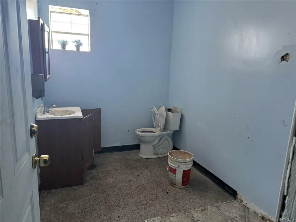 2901 Pine Ave - Investor special! Mixed-Use 5 Residential Units and Commercial Unit