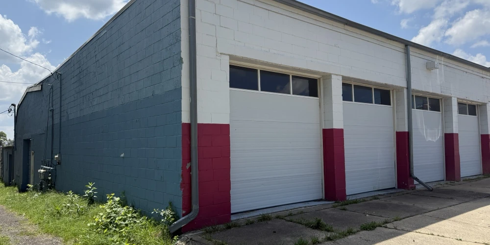 Pontiac - Freestanding Light Industrial/Automotive Warehouse