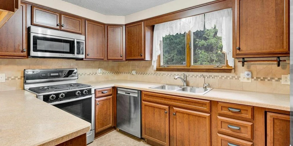 1940 Dodge Rd - 3 Bedroom/2.5 Bathrooms Split Level 1,837 SF Home