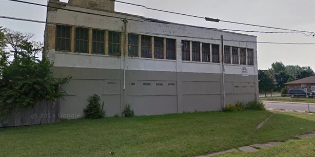 832 William St