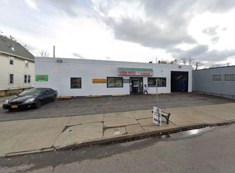 2611 Pine Ave - Established Repair Center