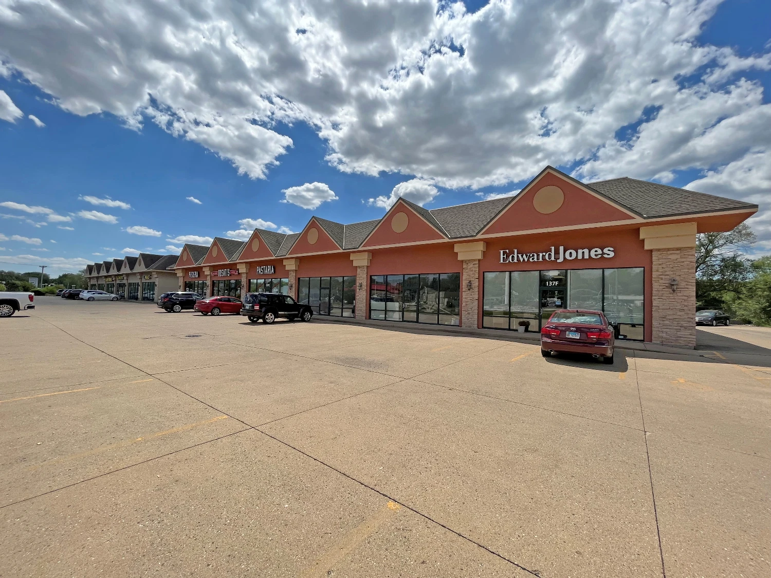 137 Radio City Dr, Pekin, IL for sale