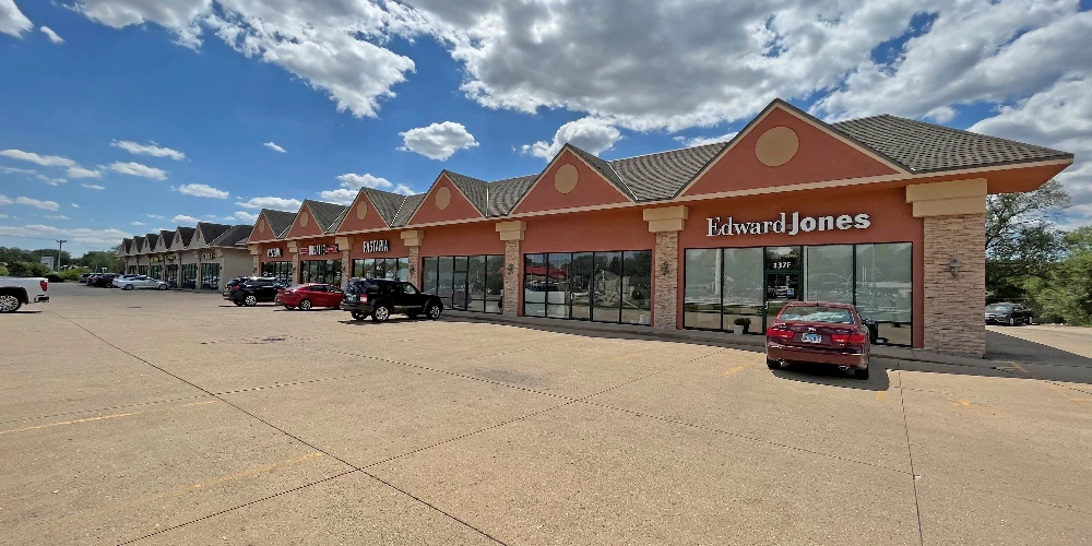 137 Radio City Dr, Pekin, IL for sale