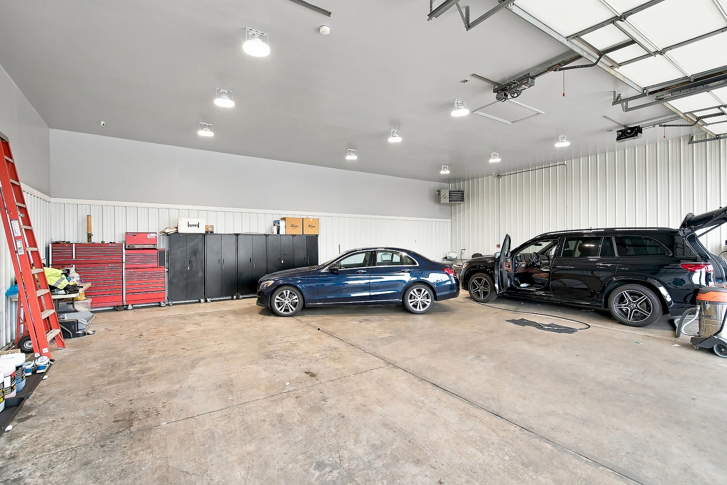 Commercial Building on ±2 Acres For Sale