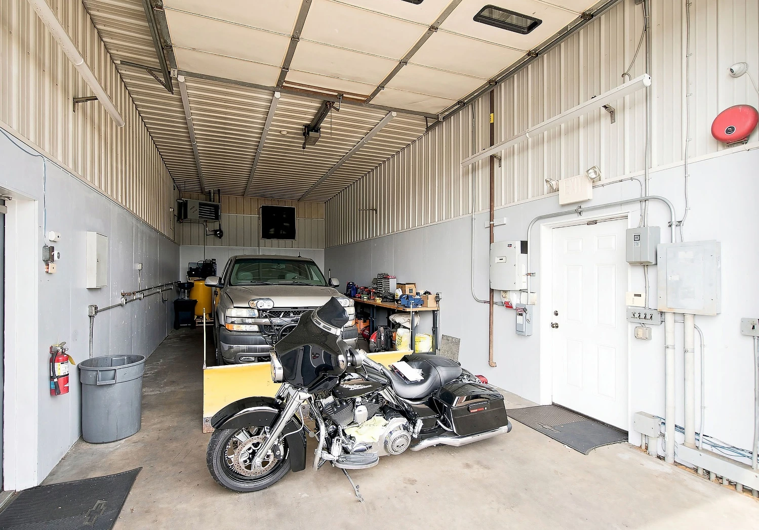 Commercial Building on ±2 Acres For Sale