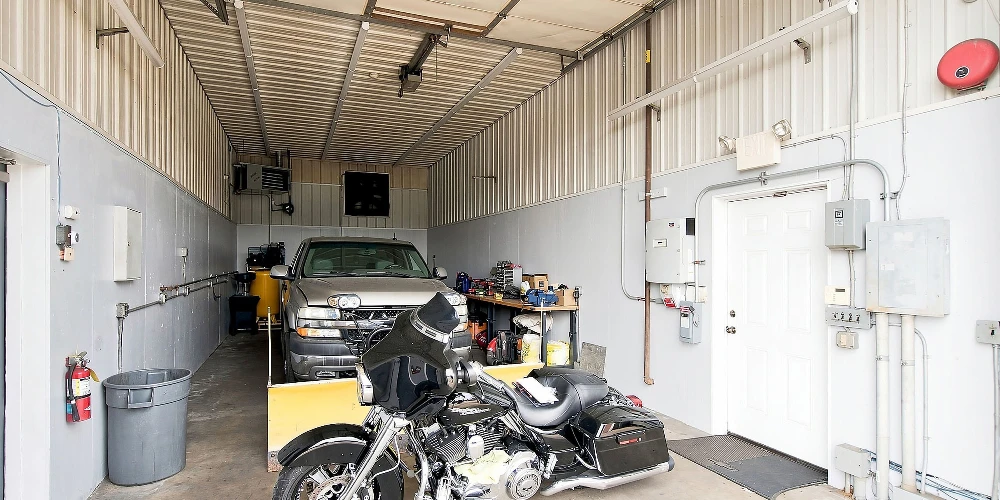 Commercial Building on ±2 Acres For Sale