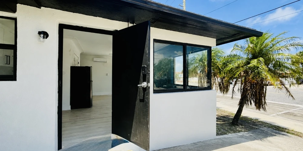 ST. PETE BEACH VILLAS FOR SALE! (7-UNIT APARTMENT COMPLEX) SELLER FINANCING AVAILABLE!